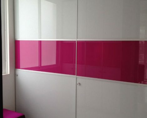 Closet-de-puertas-corredizas-en-vidrio-de-color-blanco-y-fucsia-con-marco-en-aluminio