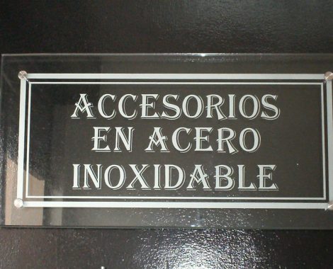 AVISO EN ACRÍLICO