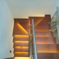 escalera illumina en madera