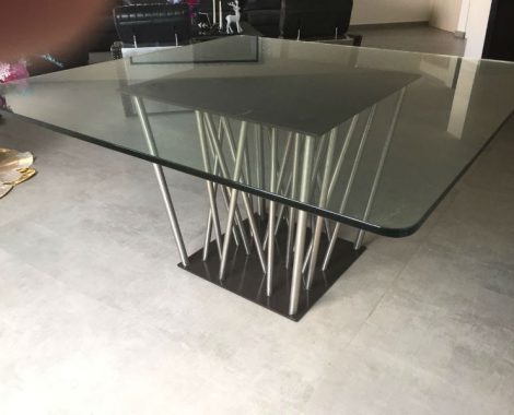 MESA EN VIDRIO CON ACABADOS DE ACERO Y MADERA