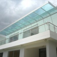 balcon moderno en vidrio